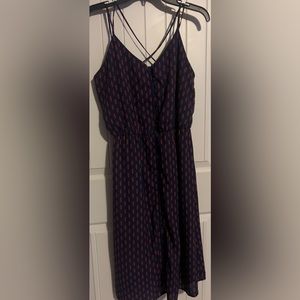 Patterned dress, adjustable straps, buttons down the front. Excellent condition.